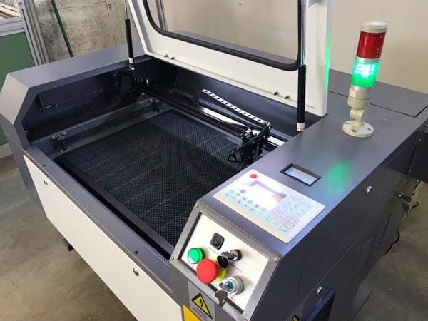 macchina per la stampa e l'incisione laser